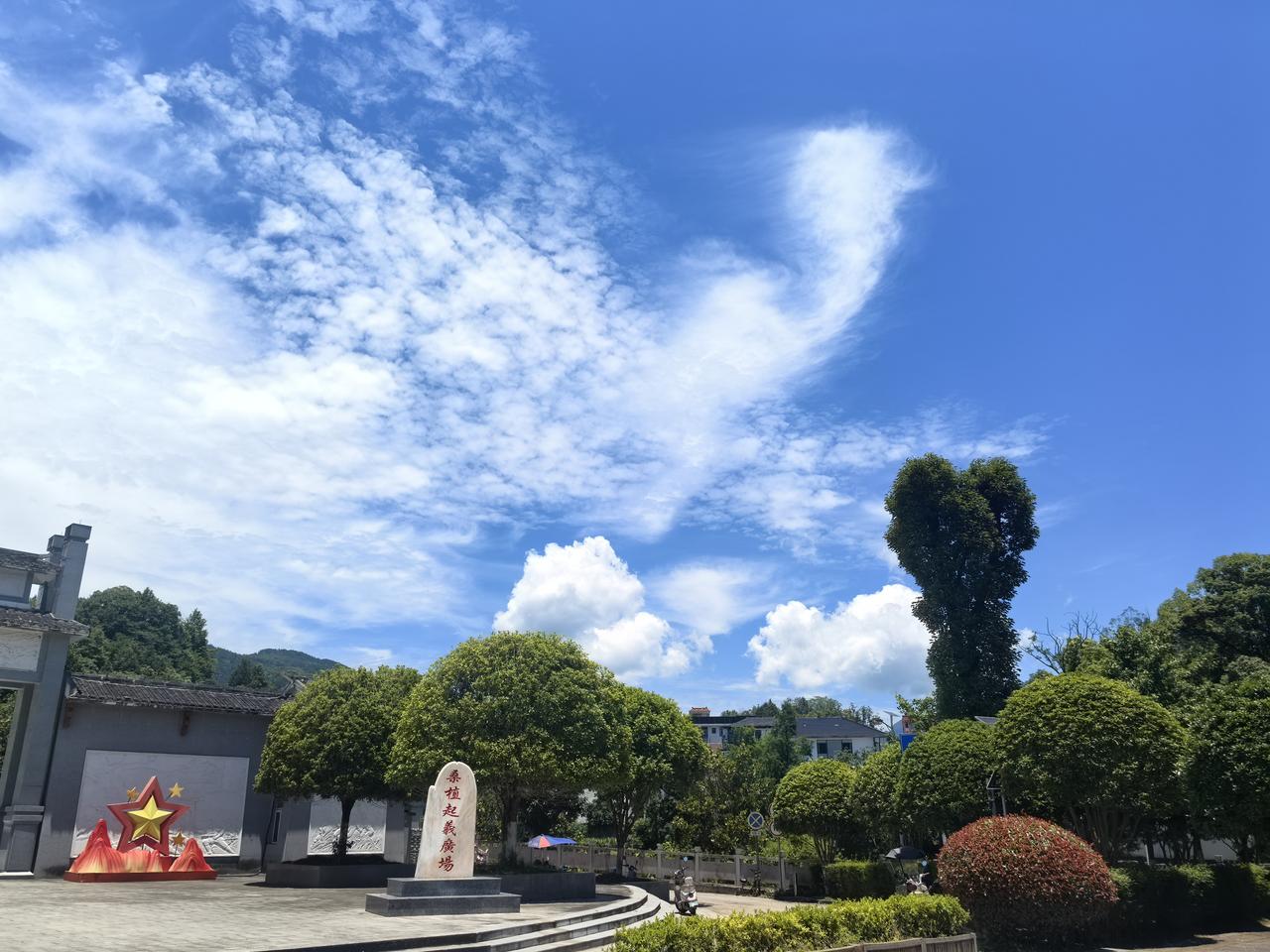 大美桑植蓝天白云
——拜谒龙元帅故居偶遇

[玫瑰][心][玫瑰]

桑植的蓝天