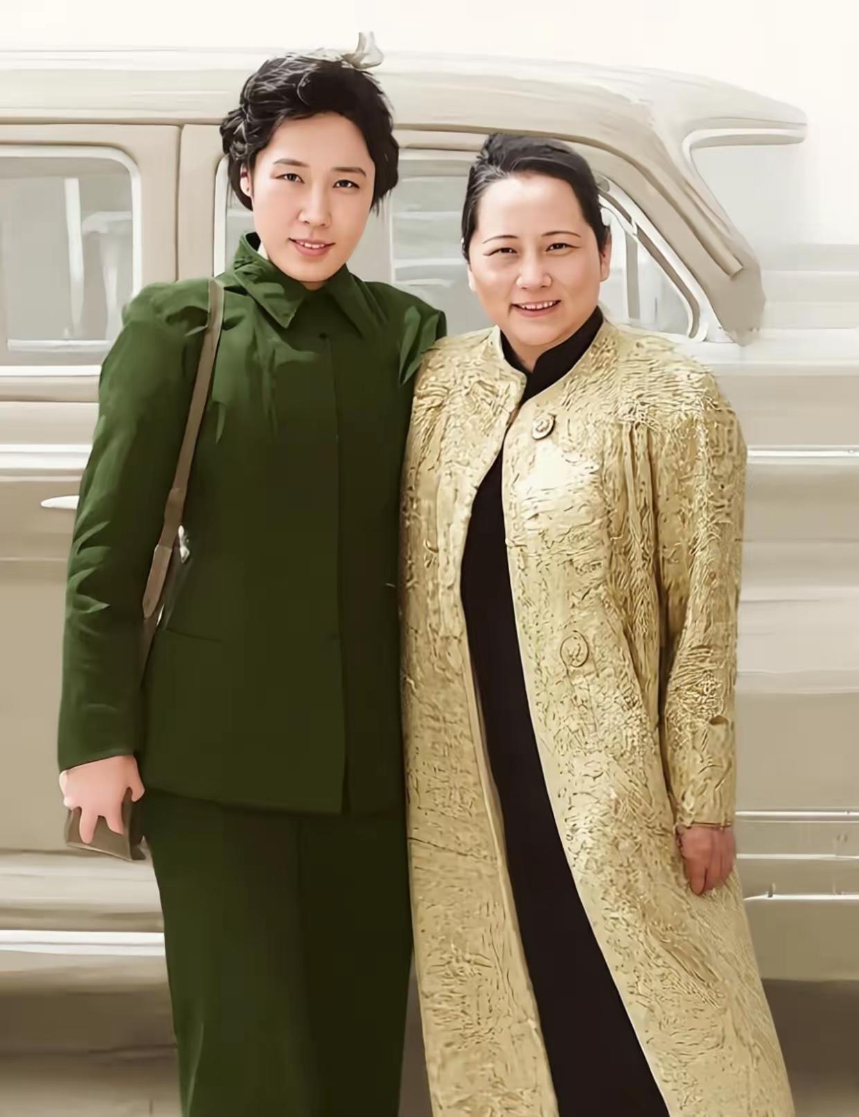 王光美与宋庆龄同框珍贵旧照！二人并肩而立，浅笑嫣然，温婉气质与优雅风骨相融，一颦