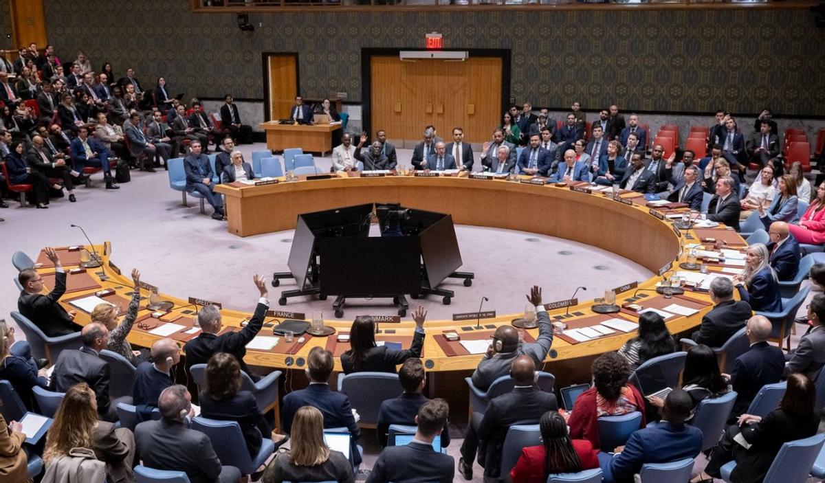 4月7号深夜，联合国安理会会议室里，中俄两国代表几乎同时举起了手中的否决牌。这一