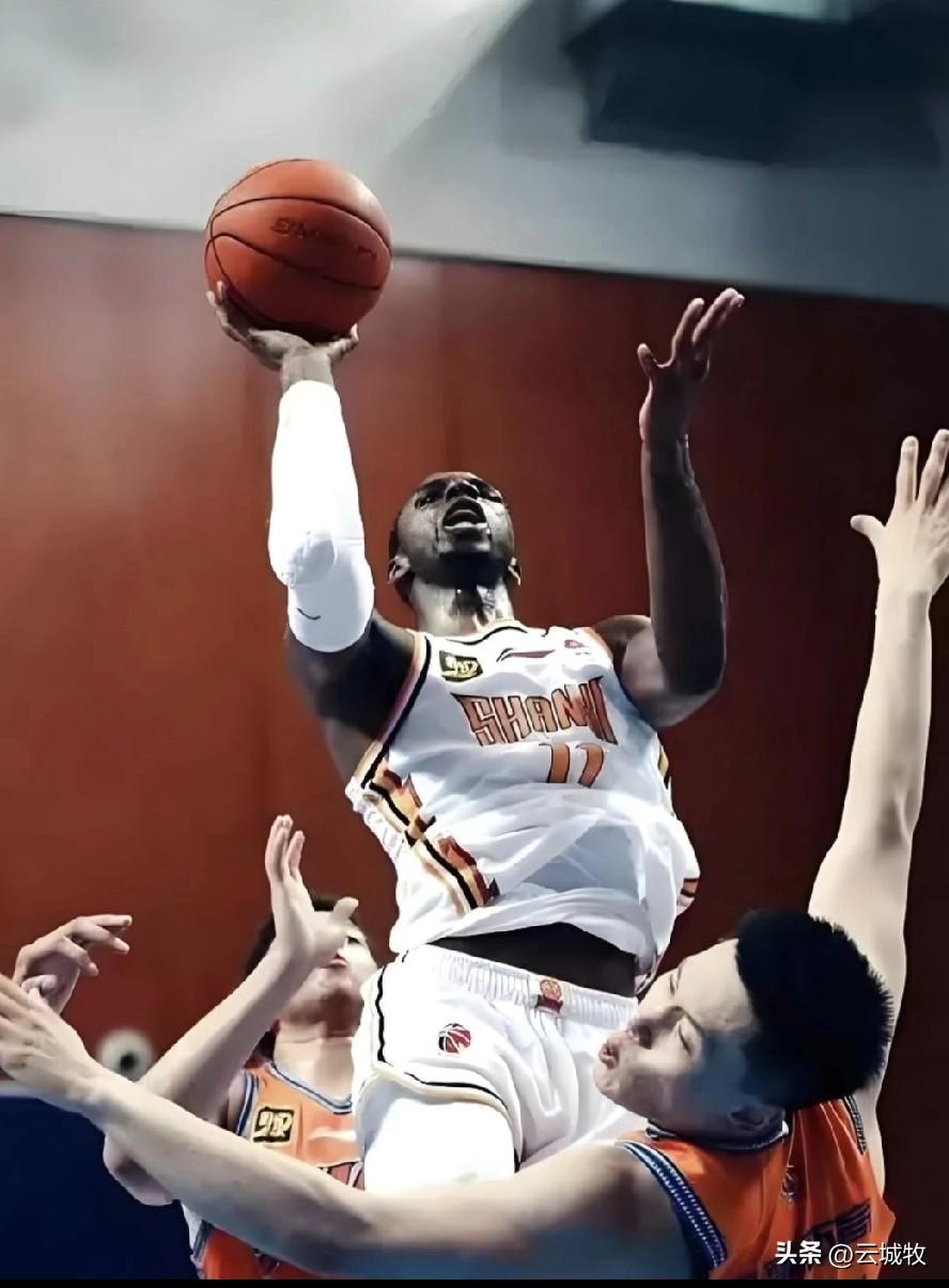 现在看山西男篮从欧洲联赛买断后重新签下迪亚洛，绝对是货真价实。犹记迪亚洛刚回到山