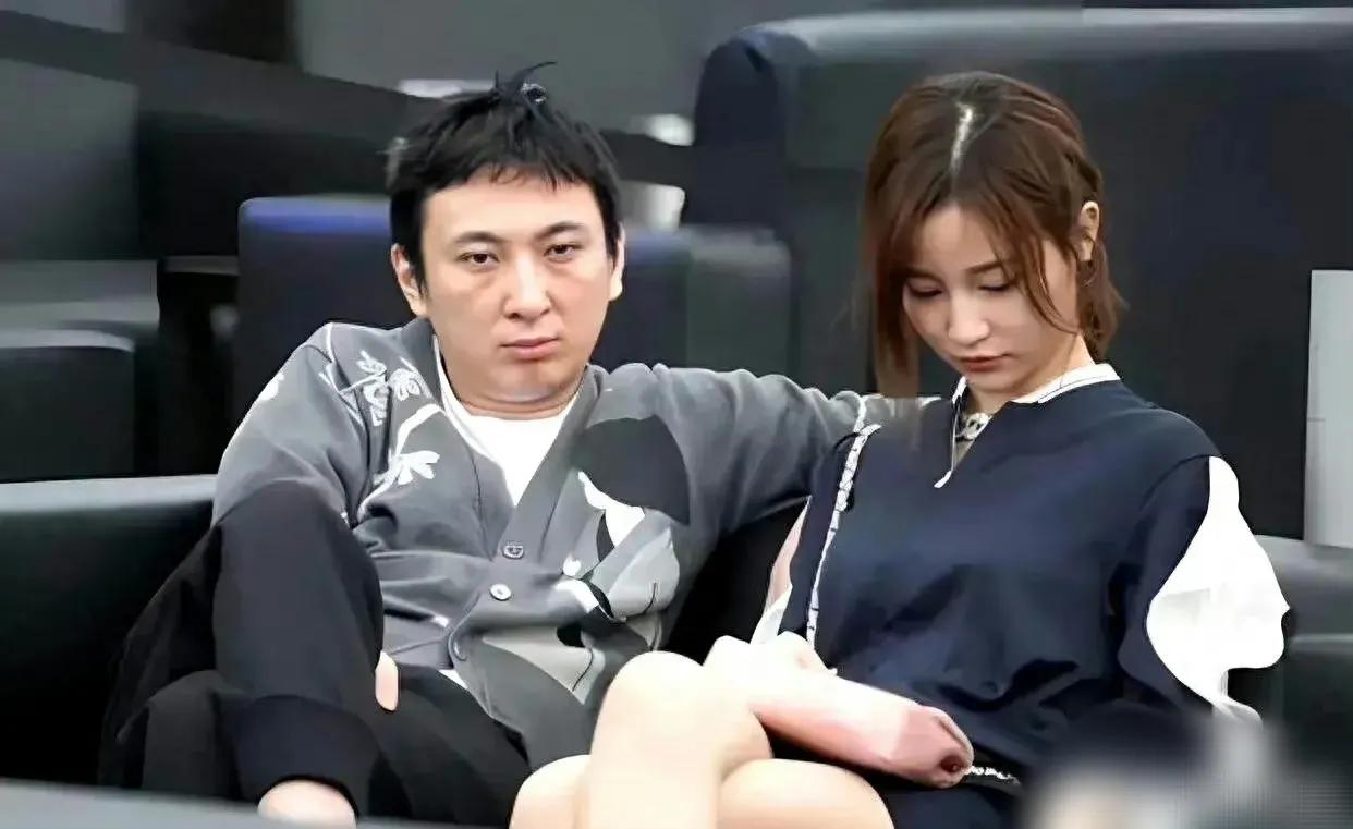 王思聪前女友雪梨上演网红界的疯狂戏码[庆祝]！
王思聪前女友雪梨的故事那叫一个精
