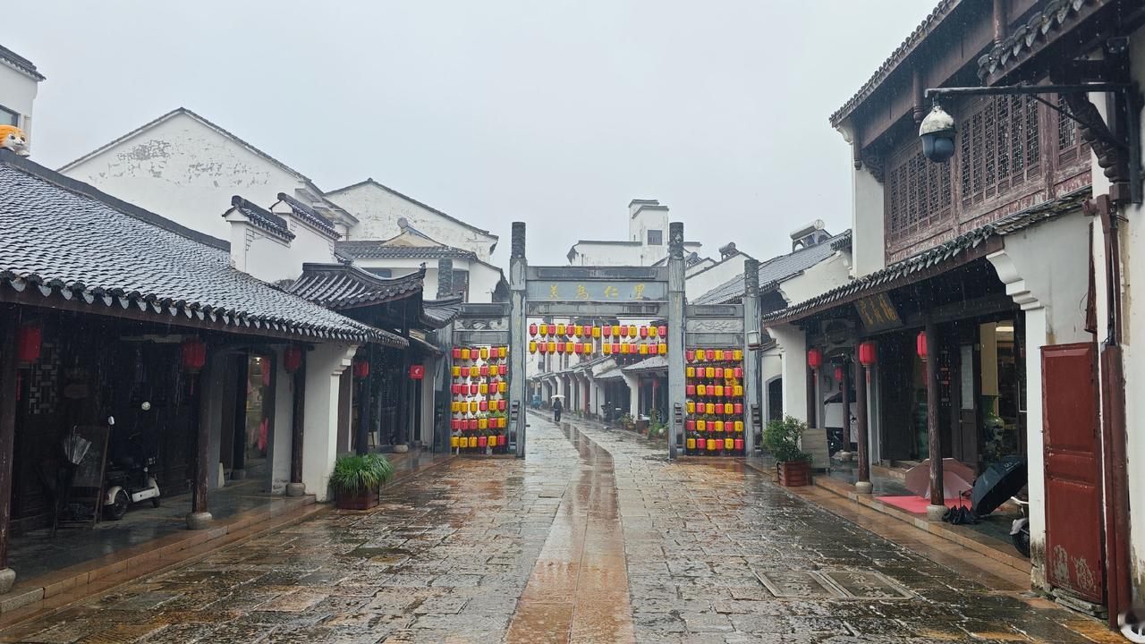 总觉得安吉除了竹海茶山，还藏着些更有分量的东西。这次专程跑到鄣吴镇的归仁里老街，