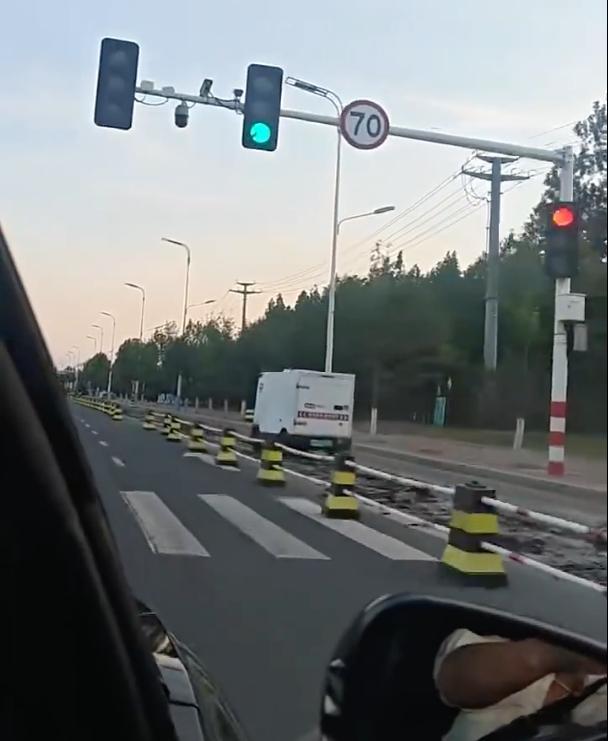 【武汉投用100台无人配送车 】近日，近百台 L4 级无人配送车落地武汉汉阳、经