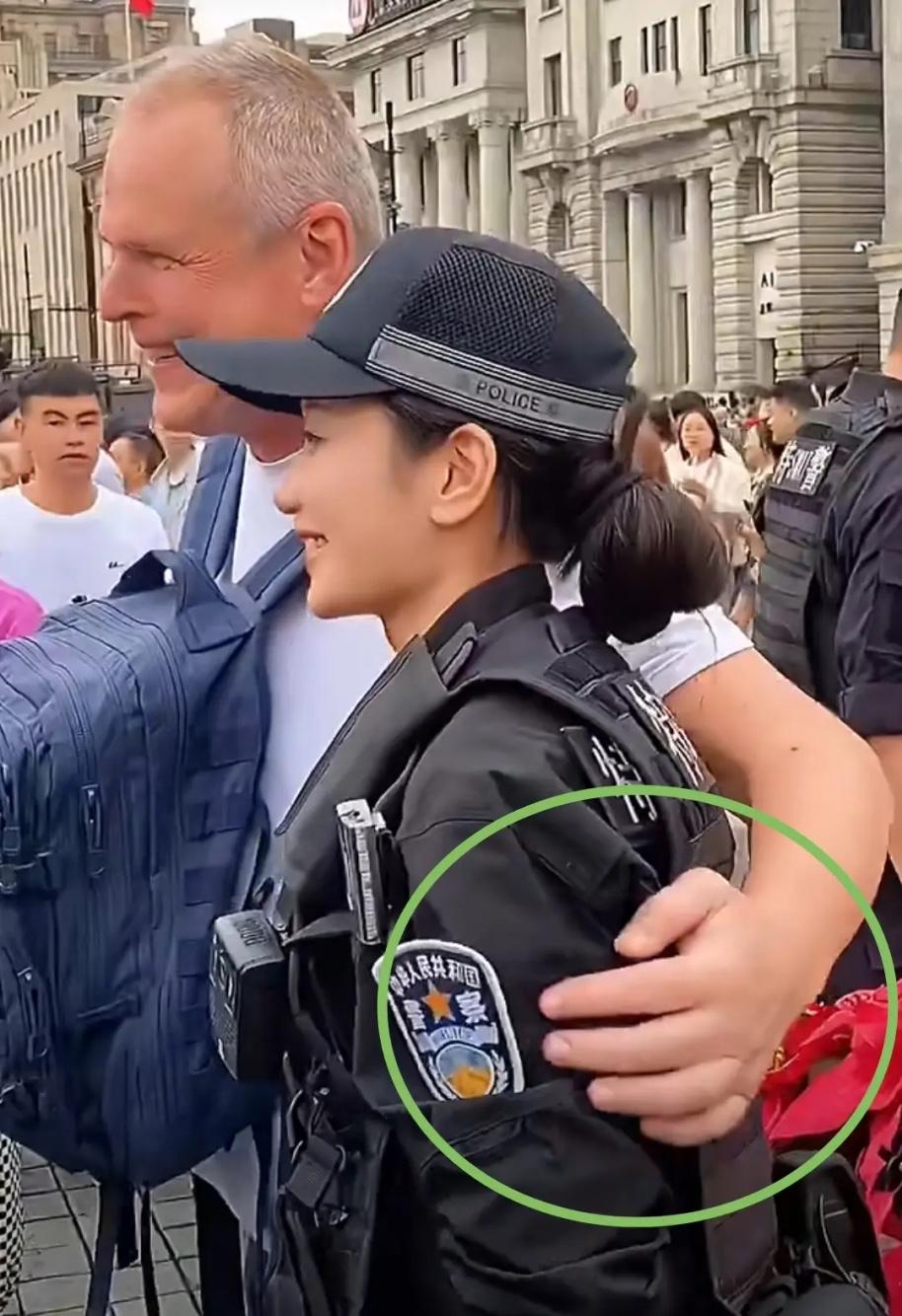 上海外滩，一名外籍男游客请女特警合照，谁也没料到，拍照时他猛然伸手搂住女特警。
