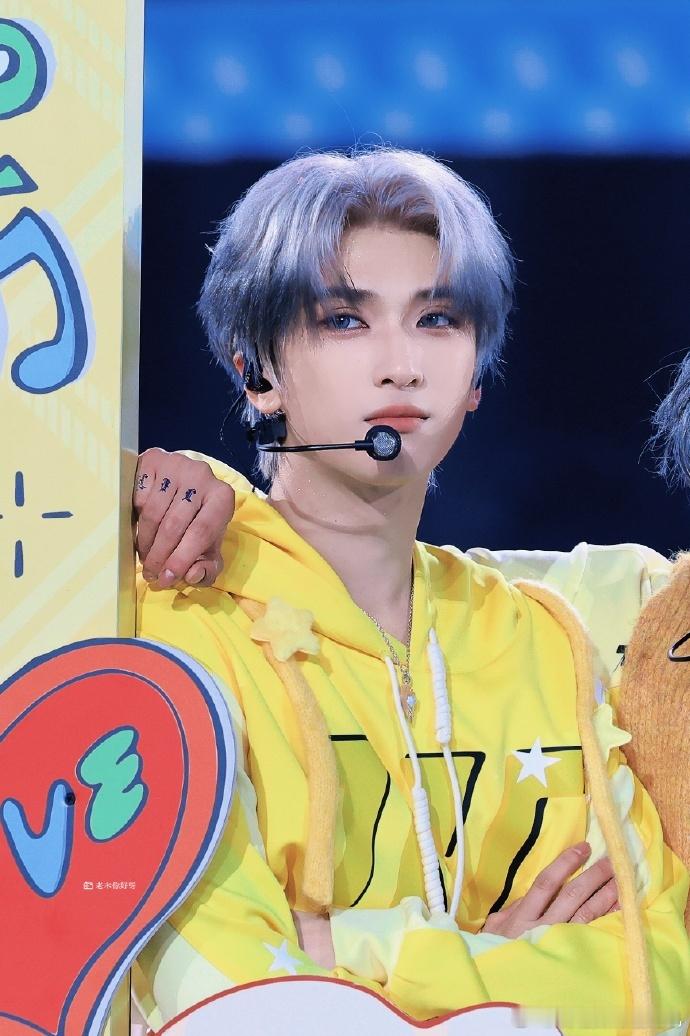 严浩翔漫画来的吧，严浩翔我的乖酷蓝瞳暹罗猫，一身明黄look搭配银黑渐变，高冷又