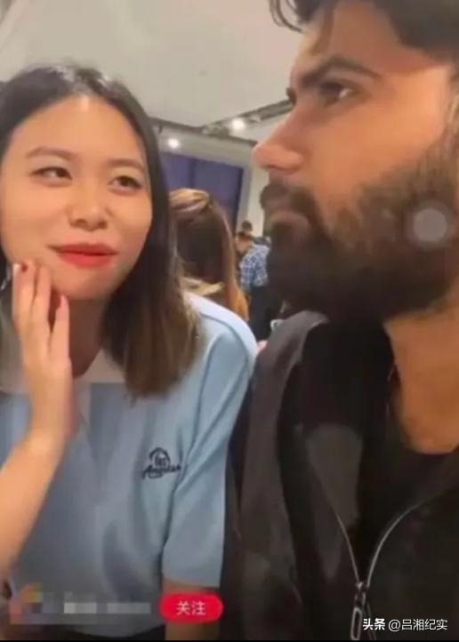 看她默默含情的样子
真替她父母着急……😣