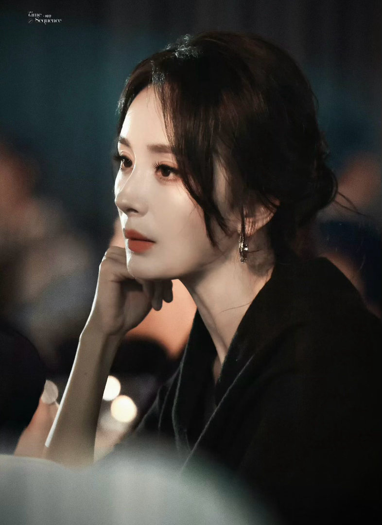杨幂手点点 白浅拿扇子 是谁被这随手一点美到失语了？😍幂幂指尖轻点，仿佛带着白
