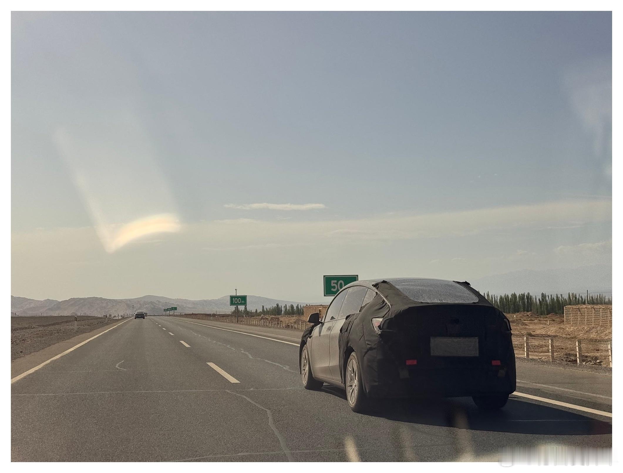 在新疆夏测的 Model Y L，预计在这个月中旬上目录，成都车展应该也不会参加