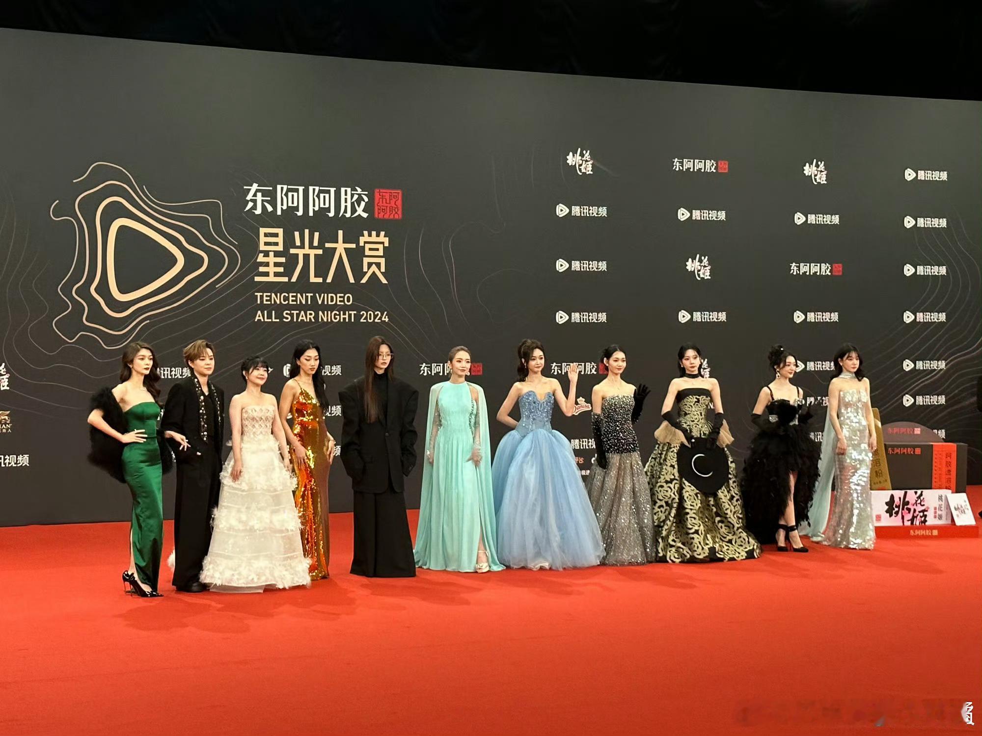腾讯视频星光大赏，火箭少女红毯合体 