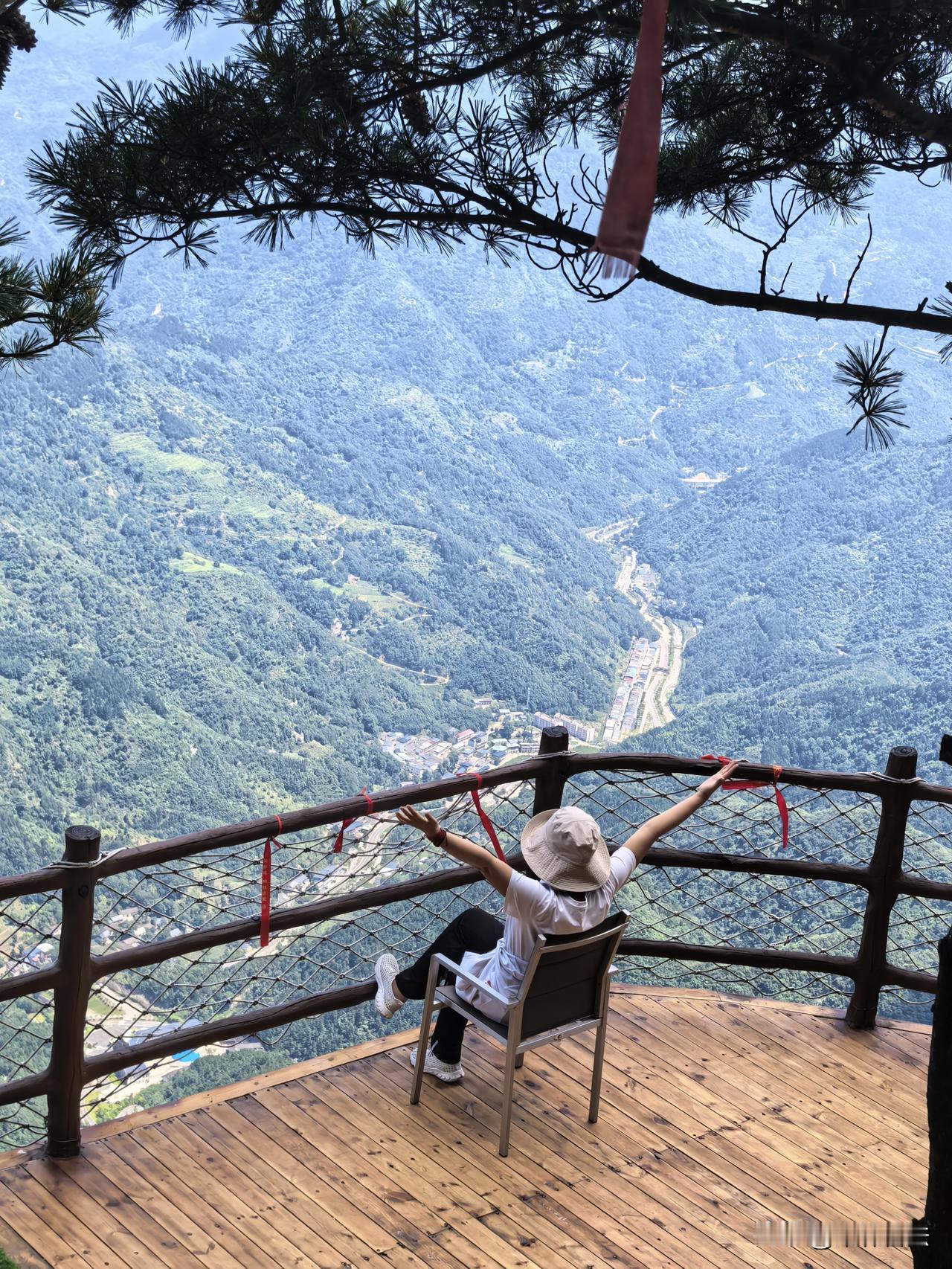 楚天千里清秋，水随天去秋无际。遥岑远目，献愁供恨，簪螺髻。落日楼头，断鸿声里，江