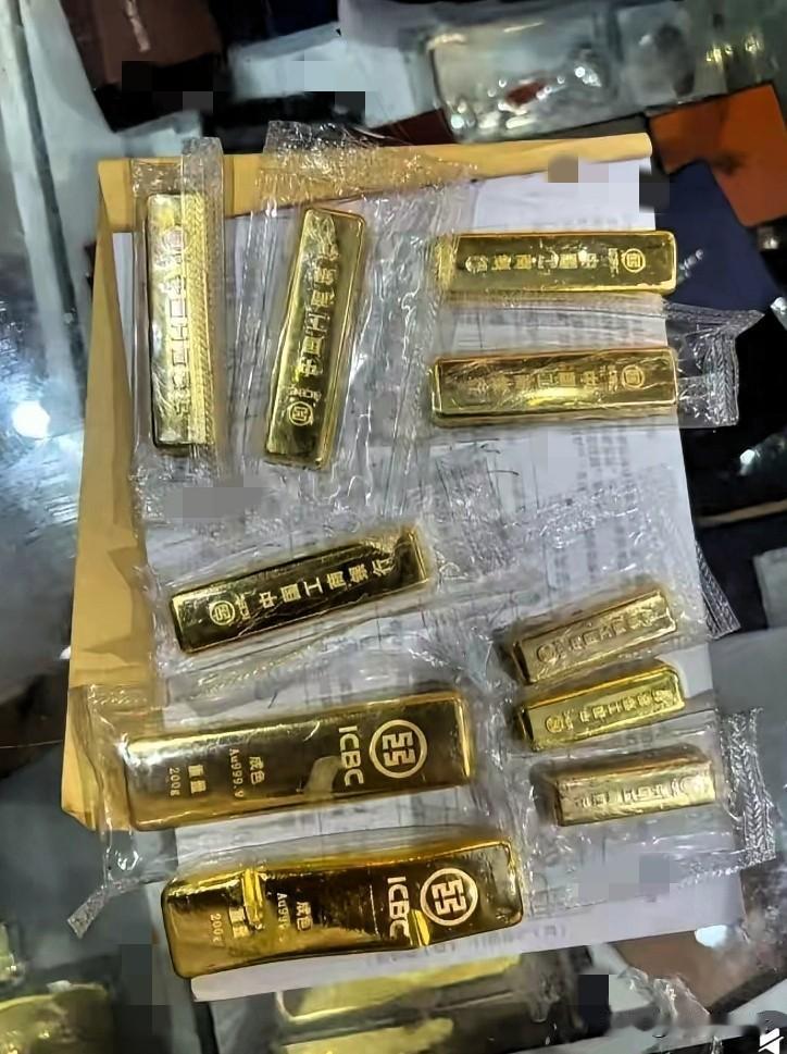 今天的金价，
看得让人血压直接飙升，
7月12日，国际暗金已经下跌到了
900一
