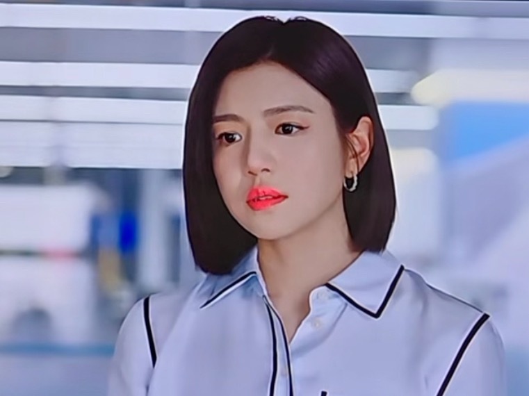 狙击蝴蝶女主这个口红化妆师出来挨打，有几幕荧光色特别诡异啊，网友还以为点开十年前