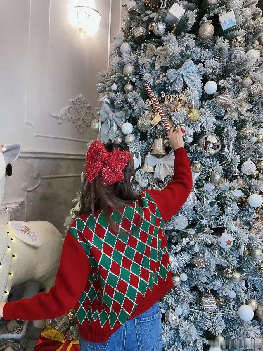 周扬青 每年不重样的圣诞树周扬青家每年不重样的圣诞树太绝了！今年蝴蝶造型还能翅膀