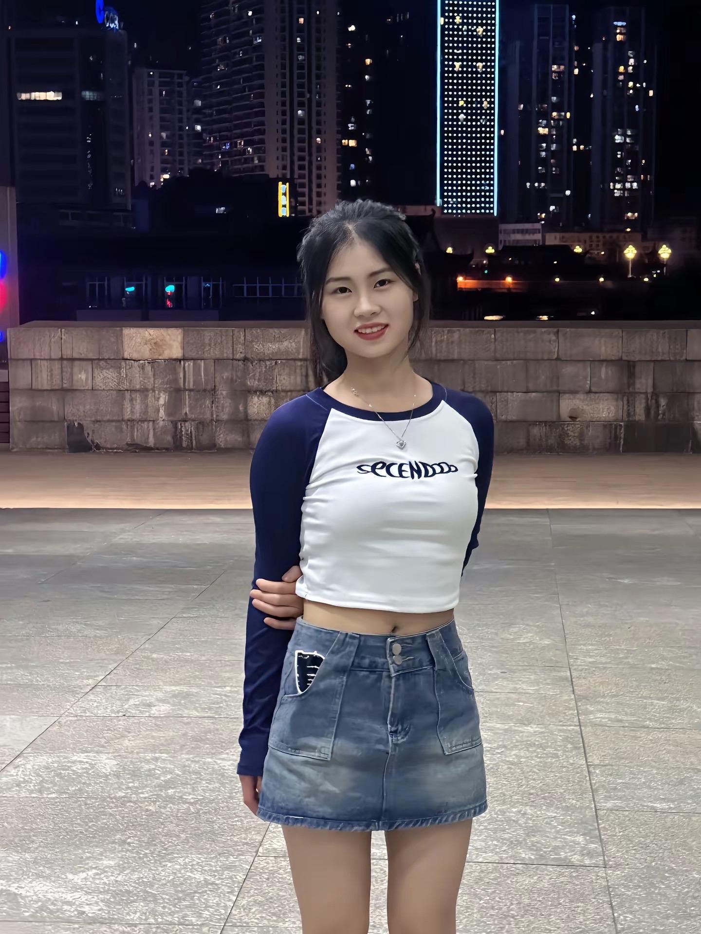 爱了很久还是个备胎  我们努力上班还负债 牛马也害怕被别人取代 我们都...