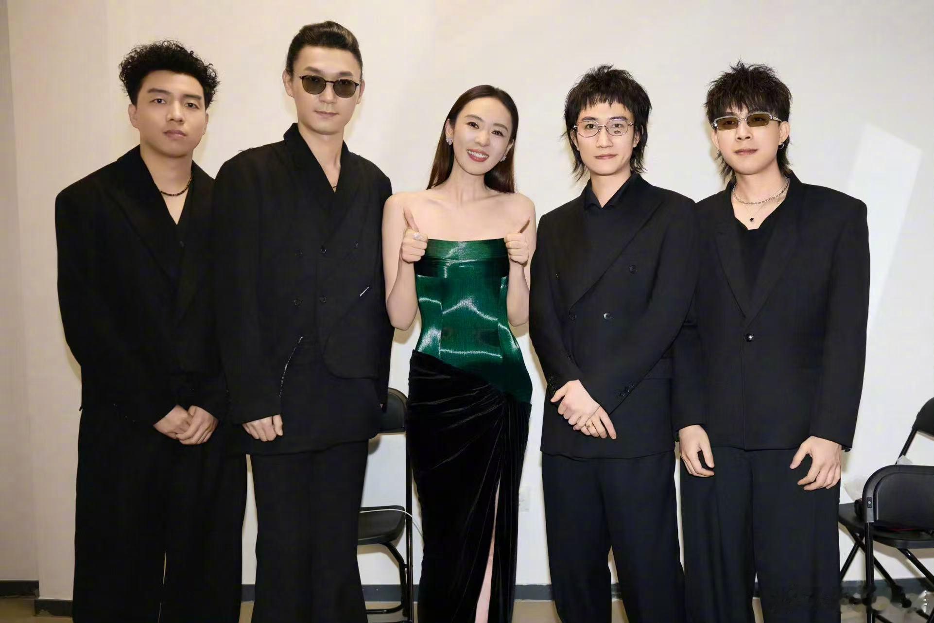 童瑶星光大赏成功追星回春丹 在星光大赏现场成功追星后，喜悦之情溢于言表。她开心地