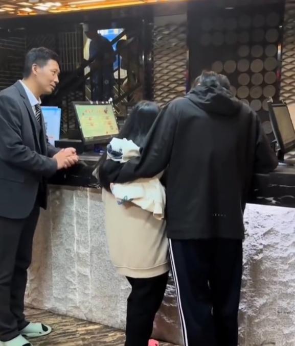 情侣为逃单，装羊癫疯在店内嘶吼，老板：怕是真有病。
近日，江苏南京，有网友发布了