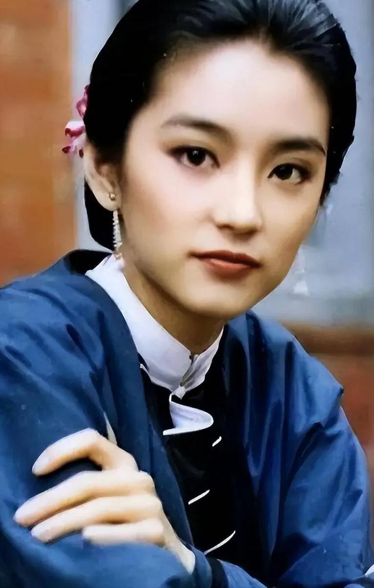 女作家琼瑶，六五年，很早的时候，她的作品哑妻，追寻，就被拍成电影，可见琼瑶成名很