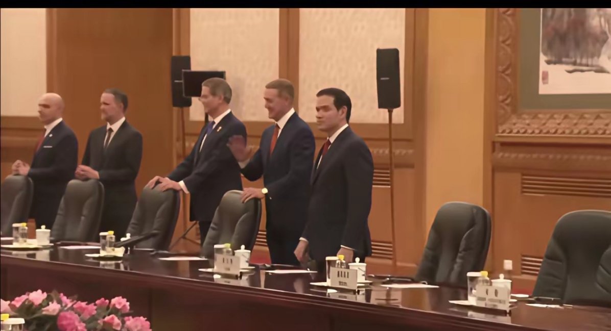 平时不太守规矩的这些朋友，今天到了这里，是特别守规矩，甚至还有点拘谨，主人未到，