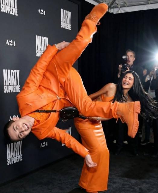 甜茶金小妹合照被恶搞 此前，甜茶Timothée Chalamet 和女友金小妹