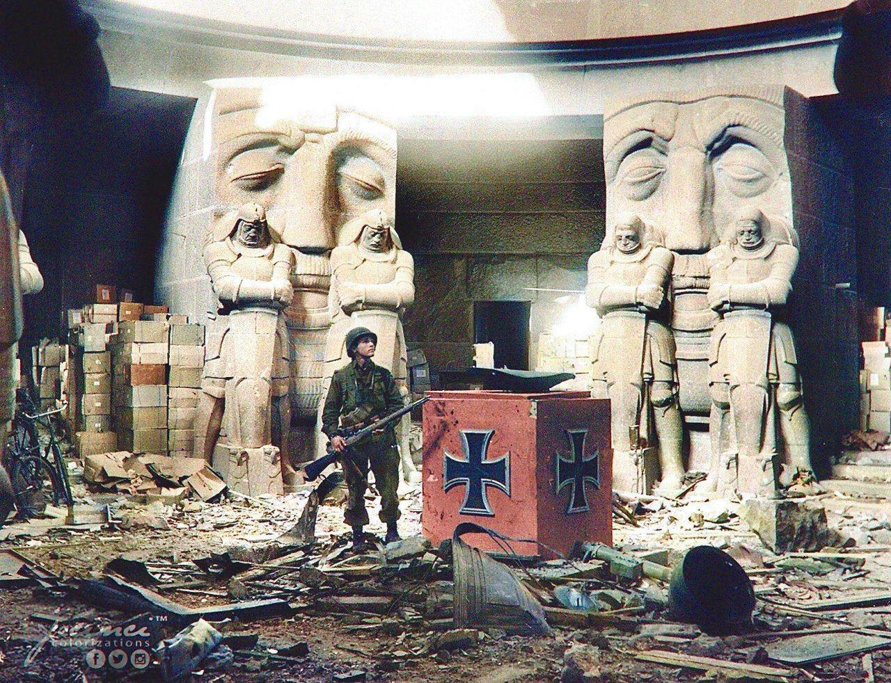 1945年4月。一名盟军士兵站在德国莱比锡民族之战纪念碑内的废墟中。 