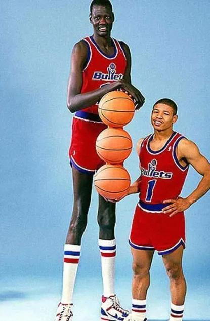 一米六的身高，NBA历史最矮的纪录保持者，在巨人林立的联盟里硬生生凿出了14年职