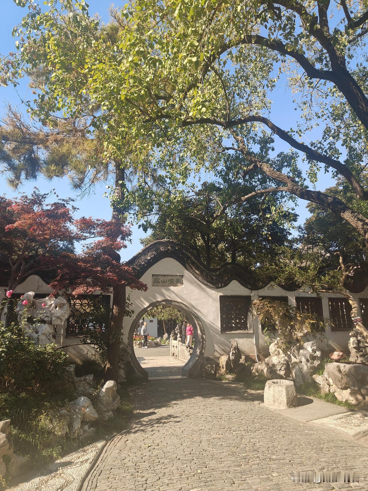 扬州何园：晚清园林的匠心绝唱
 
扬州何园又名寄啸山庄，是全国重点文物保护单位、