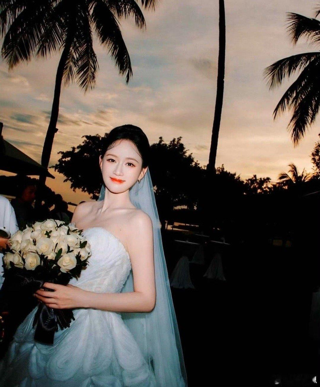 陈乔恩被自己的婚纱照美到了 陈乔恩晒婚纱照表示被自己美到了，姐姐一直就很美啊[爱