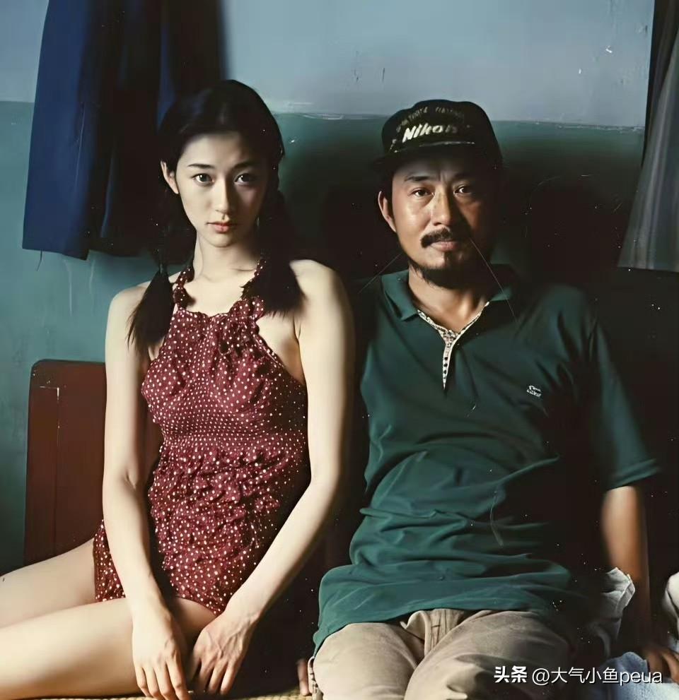 李小冉这早期图真好看啊，北舞毕业的气质摆在那儿，往那一站就是不一样。
皮肤白到发