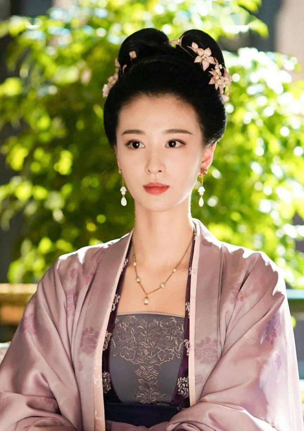说起晏殊，很多人脑子里蹦出来的词是“太平宰相”、“富贵闲人”，写的词也是“无可奈