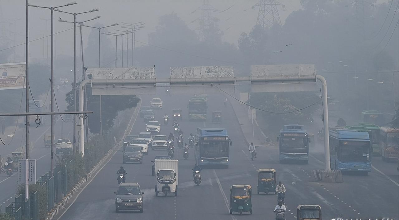 【印度用“人工降雨”治理雾霾失败！治标不治本，对中国有什么启示】
新德里的天空再