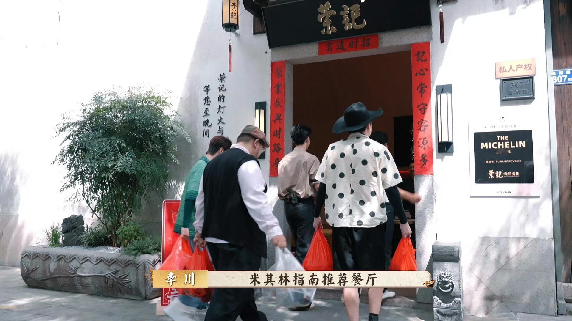 陆虎提着两个红色塑料袋就来蹭饭了 谁懂啊！陆虎这波蹭饭操作太接地气了，红塑料袋一