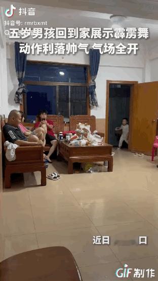 谁能被一个5岁小孩的气场狠狠惊艳到，
海口这位小男孩真的自带巨星气场。
一进门随