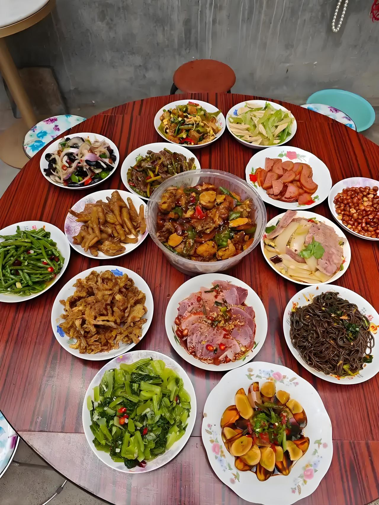 我家婆婆住在安徽老家，我们夫妻在外地打工生活，不住在一起，一年也不一定会见得上一