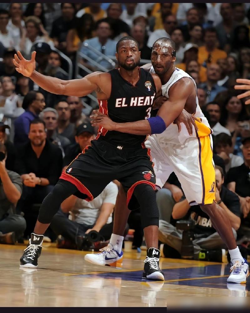 能让老詹彻底失控，指着鼻子骂软蛋的只有他。
狄龙刚投进一个三分，转身就把球直接