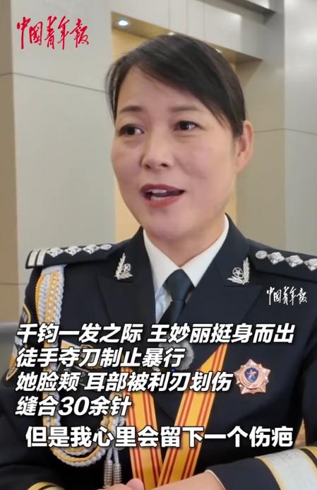 巾帼不让须眉！7月2日中国青年报报道，河南，一女民警带着十岁儿子出门，正好撞见街
