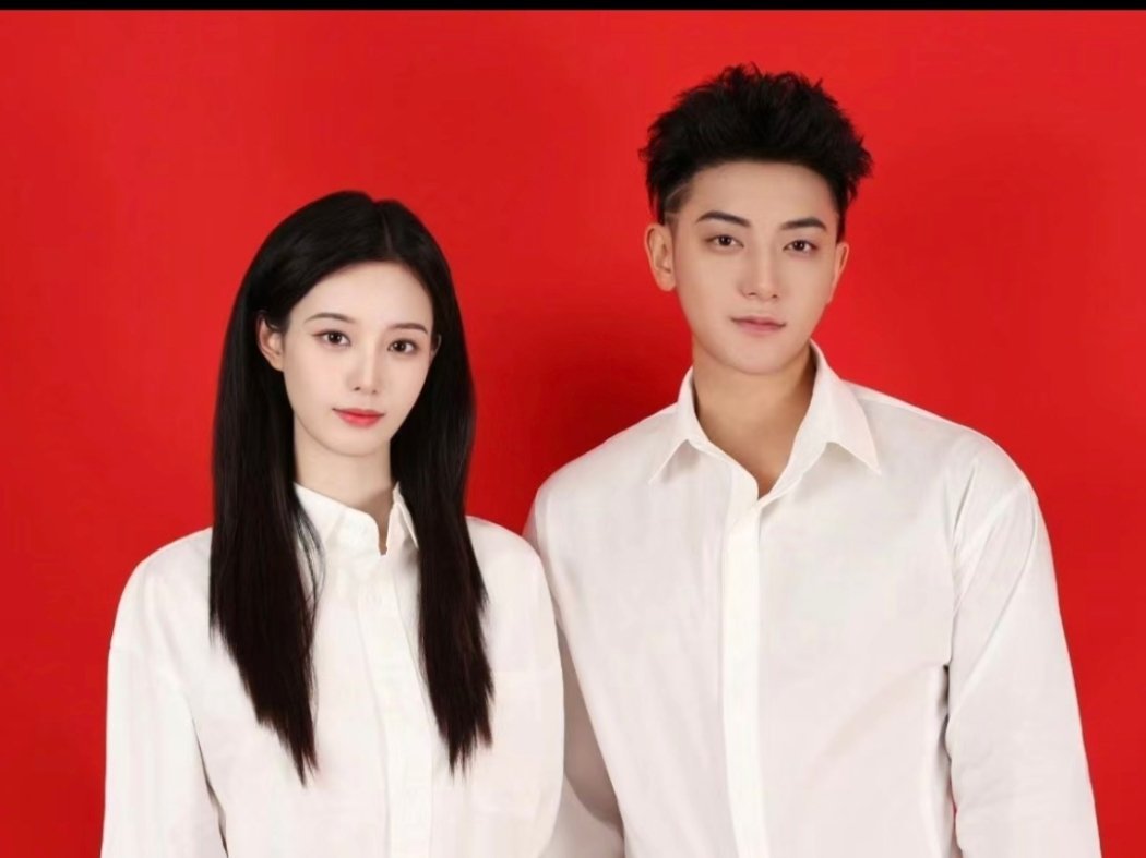 黄子韬说徐艺洋拍结婚照没洗头  两个人拍结婚照也是只摆自己最好看的侧脸角度，爱豆