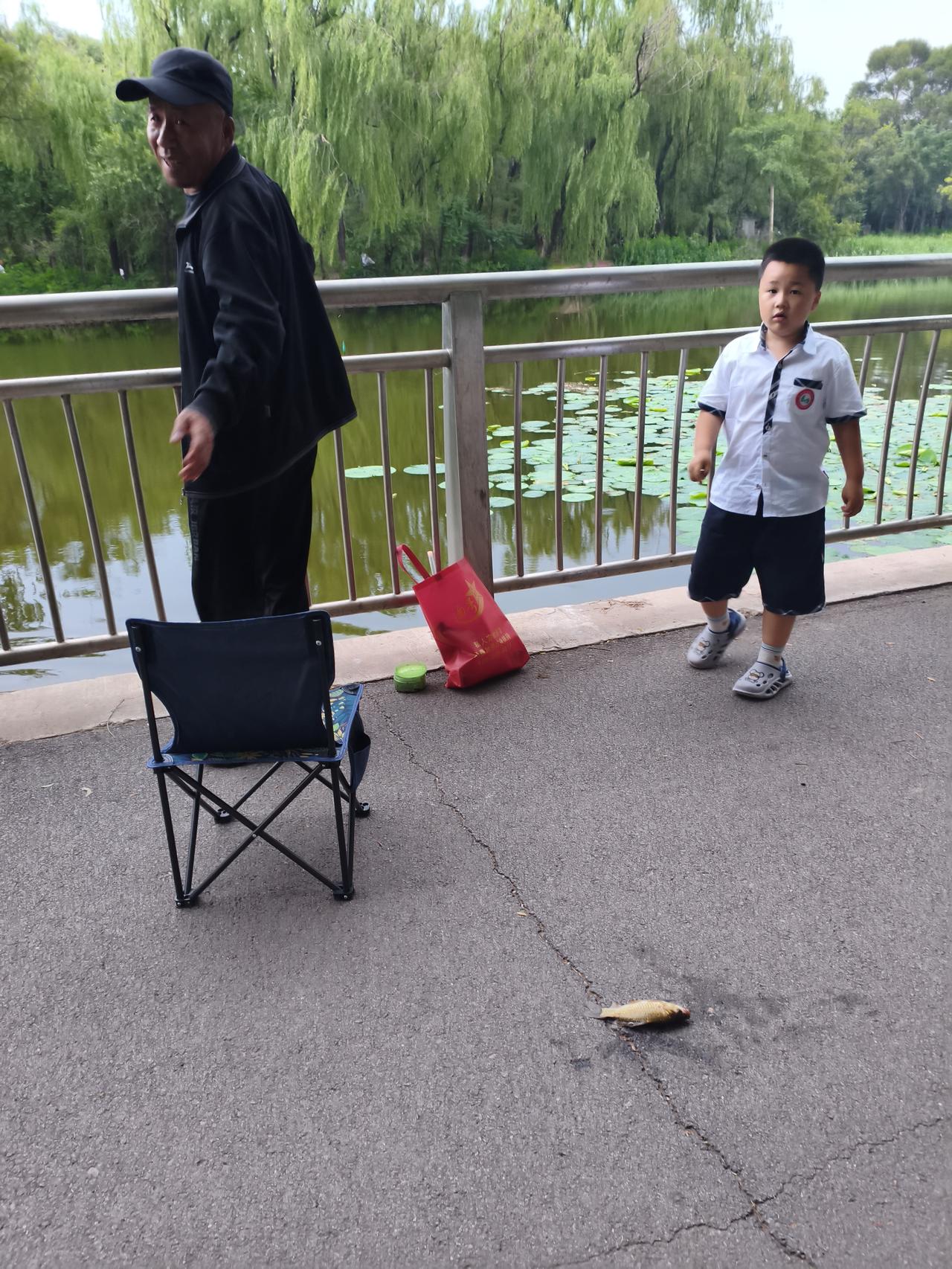 一个老人，一个孩童，一条鱼。
孩童要把爷爷刚钓上来的鱼拿家养起来。
爷爷不让，非
