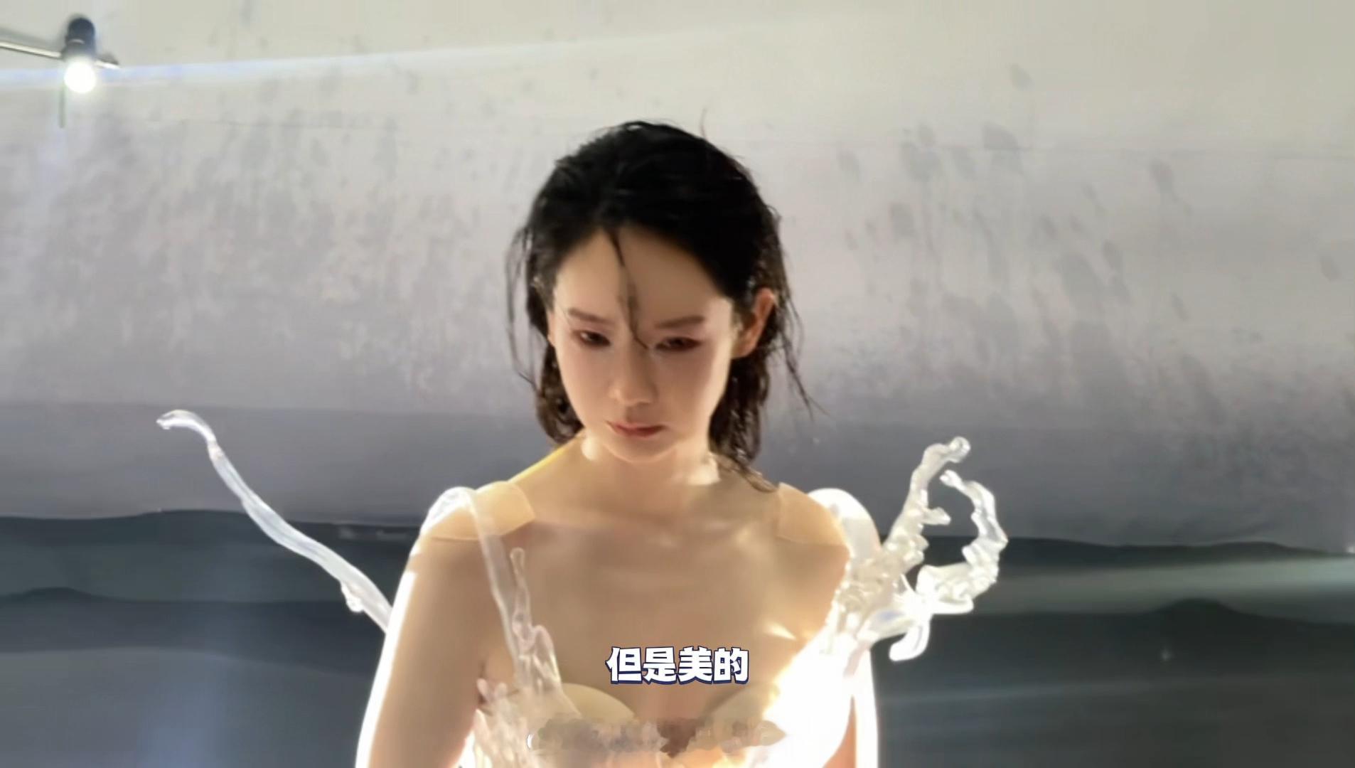 谁泼戚薇一身水戚薇用3D打印了一条水花裙 戚薇这套造型太像水花凝固在身上的瞬间了