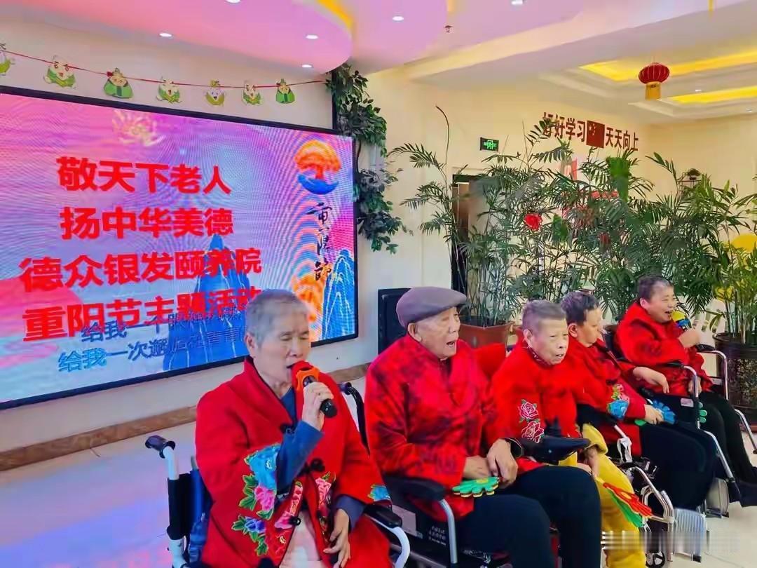 养老院里的眼神，当我看她们的时候，她们的眼睛盯着我不放，我不看他们的时候，她们也