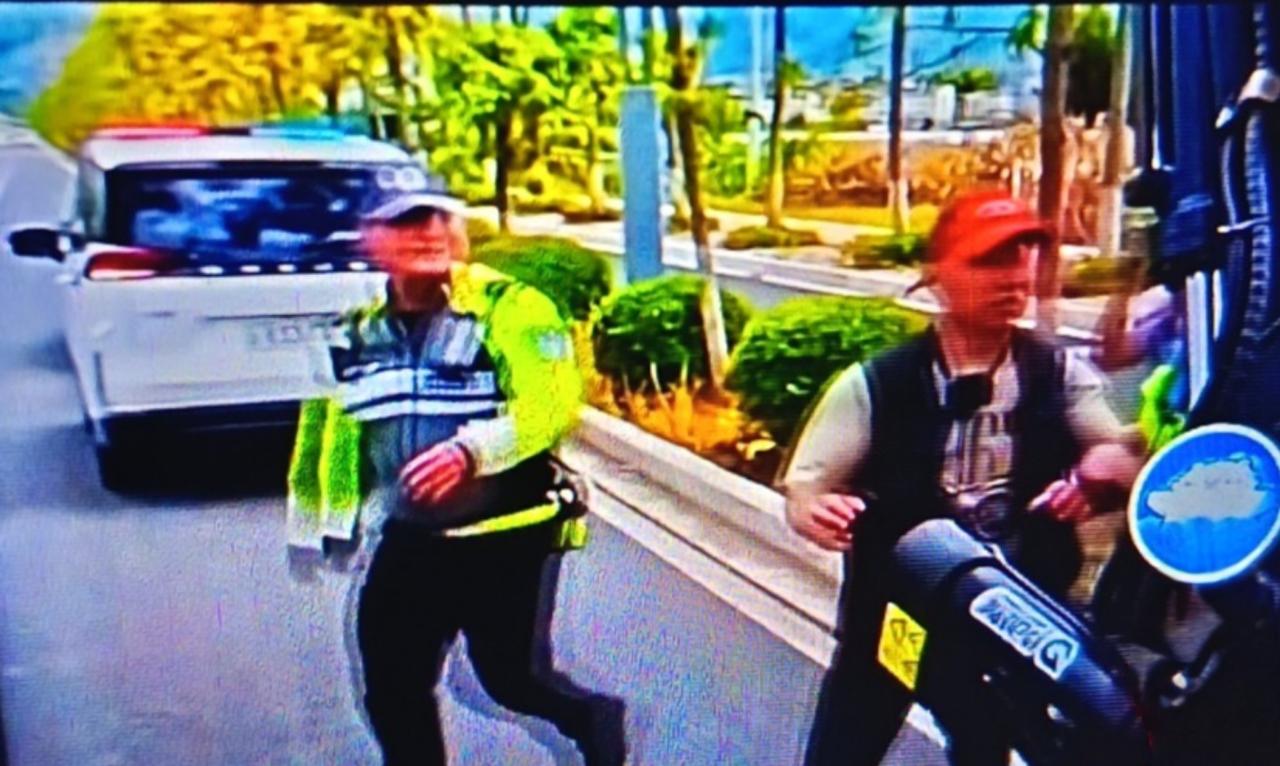 你见过开着挖掘机游中国的人吗？小何就是。


这个开着“铁疙瘩”上路的年轻人，从