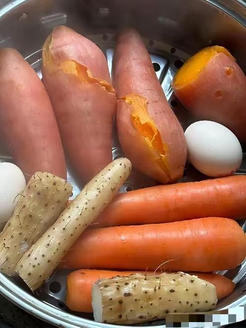 我小时候我妈就说，一斤山芋二斤屎，回头望望还不止，意思就是吃红薯好拉屎。

以前