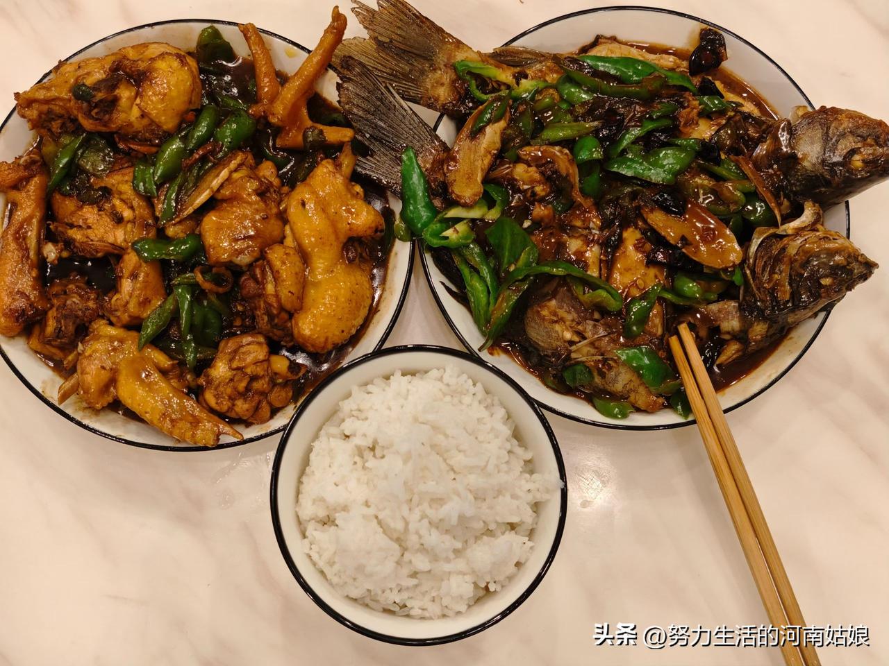 谁懂啊！下班回家整俩硬菜，这日子也太舒坦了！
 
左边是红烧鸡块，鸡翅鸡爪裹满酱