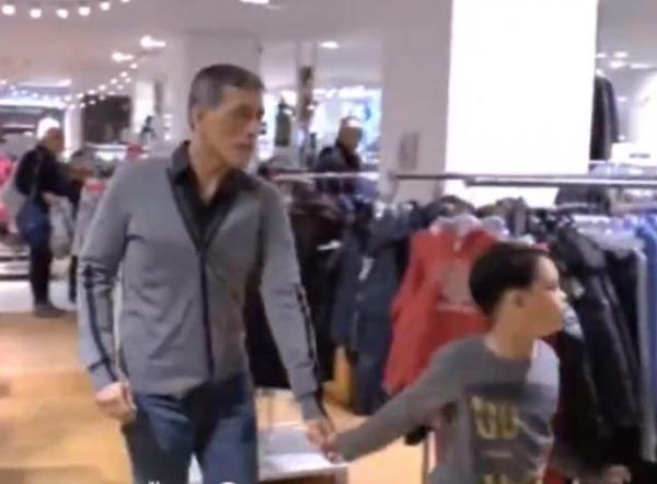 提帮功拉着泰王，他去哪泰王去哪，泰王最深沉的父爱给了他，最特别的爱给了他的母亲。