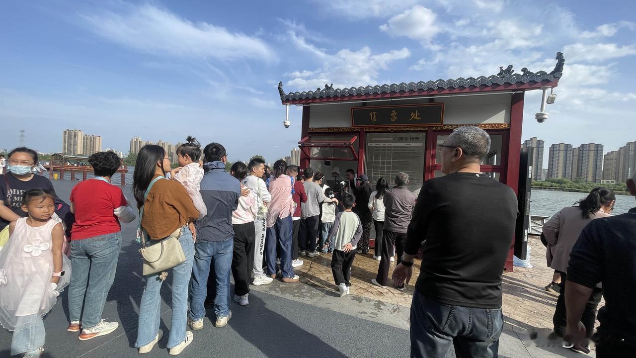 五一去咸阳湖，可以坐船观景！
第一次在咸阳体验了一下坐船观景的感觉，因为你老远就
