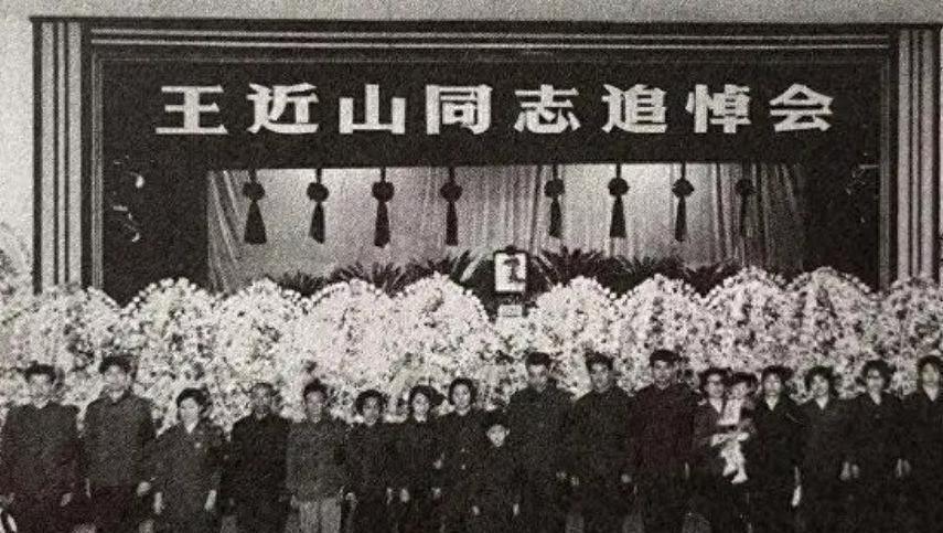 1978年王近山去世后，一位妇女到墓前哭问：你在世时为何始终不让我见你呢？
19
