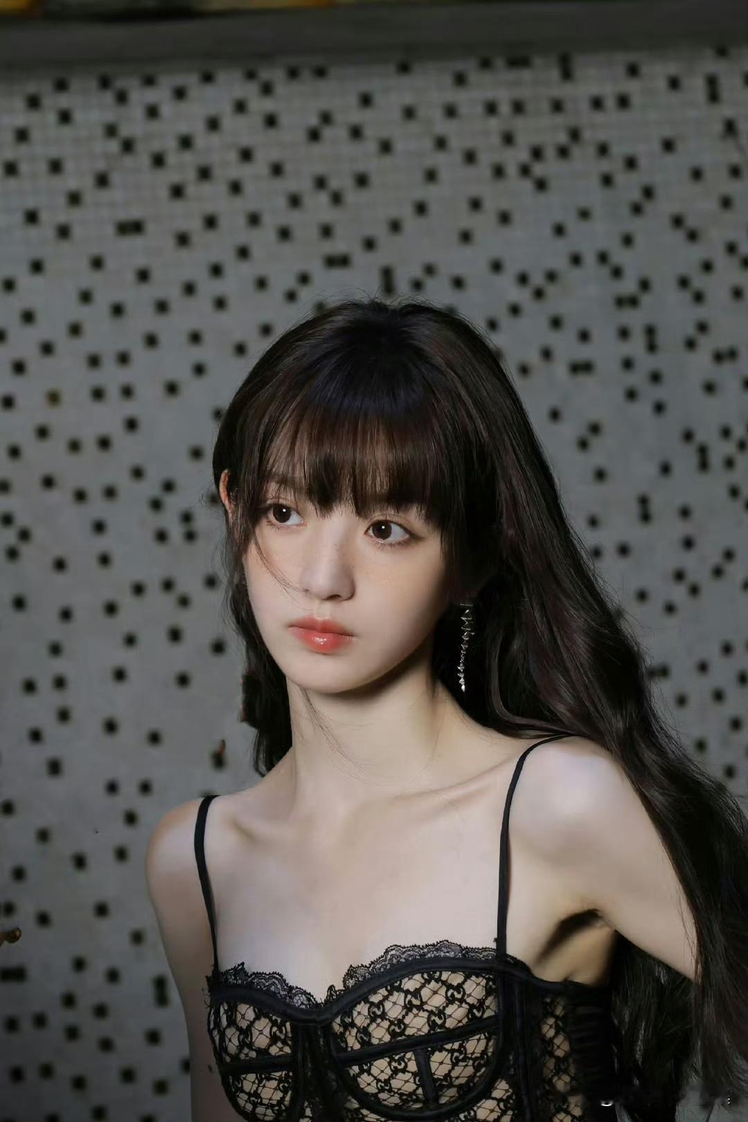 田曦薇头像：蕾丝吊带裙好甜美甜妹笑容田曦薇 田曦薇写真 田曦薇看秀造型