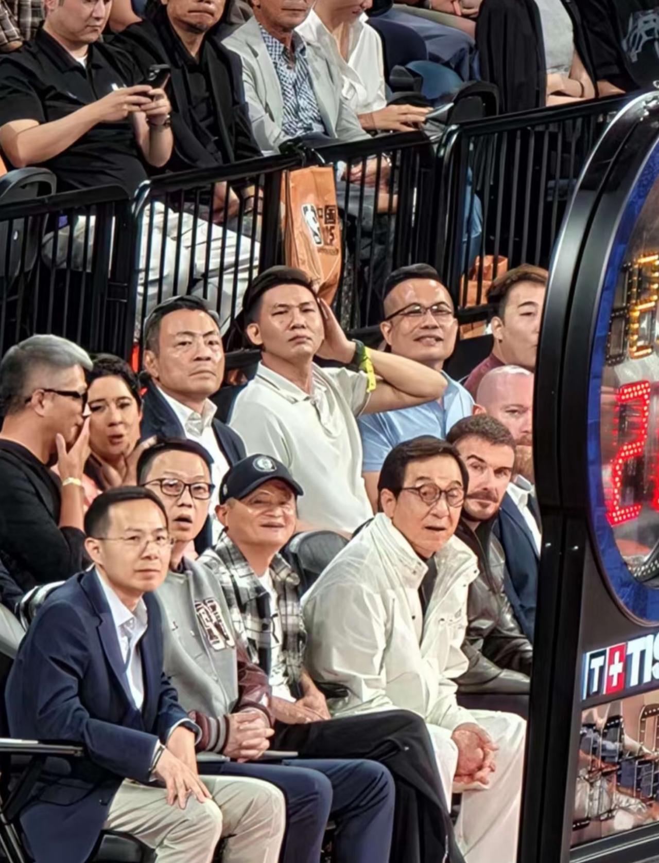 NBA中国赛群星璀璨，马云、成龙、刘嘉玲、梁朝伟、章子怡、姜涛、李东旭。汇集了港