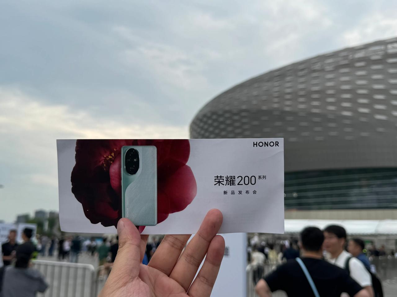 好的，再次就位。就等杨洋和荣耀200系列啦
