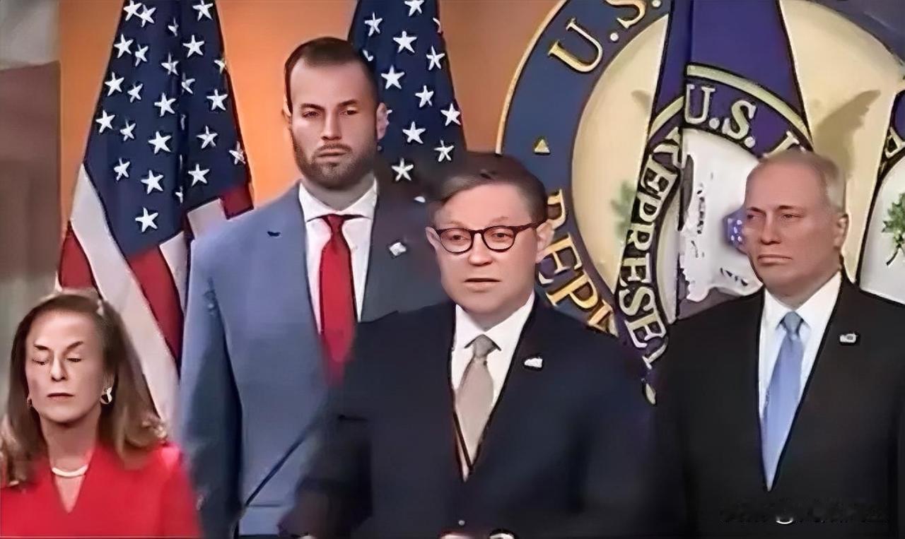 众议院议长迈克·约翰逊声称，共和党人（众议院与参议院合作）将通过预算协调程序，绕