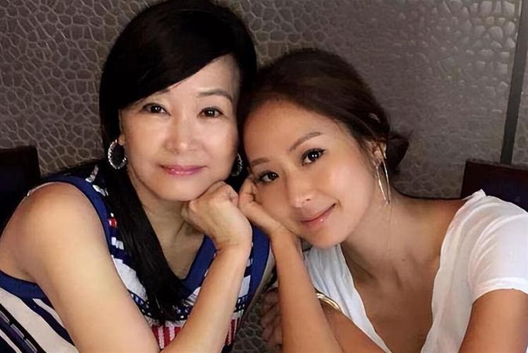 47岁“台湾第一名媛”孙芸芸近日官宣升级当外婆，引发全网热议。她26岁女儿廖思惟